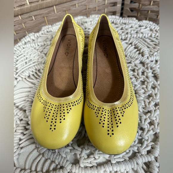 Vionic Women’s Yellow Spark Whisper Ballet Flat - Size 8 - Picture 2 of 11